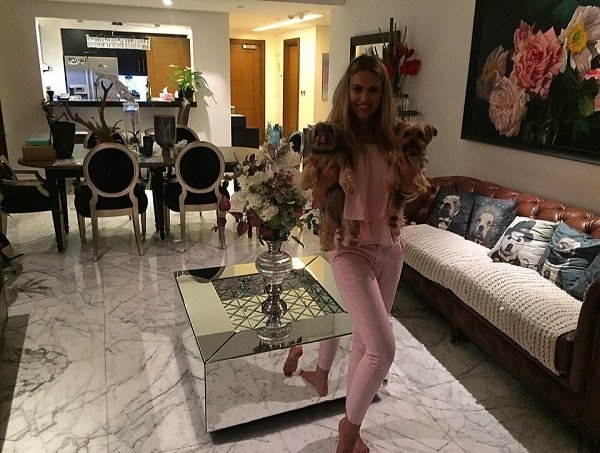 Очень красивая девушка познакомится с достойным мужчиной в для секса Очень красивая девушка познакомится с достойным мужчиной в для секса